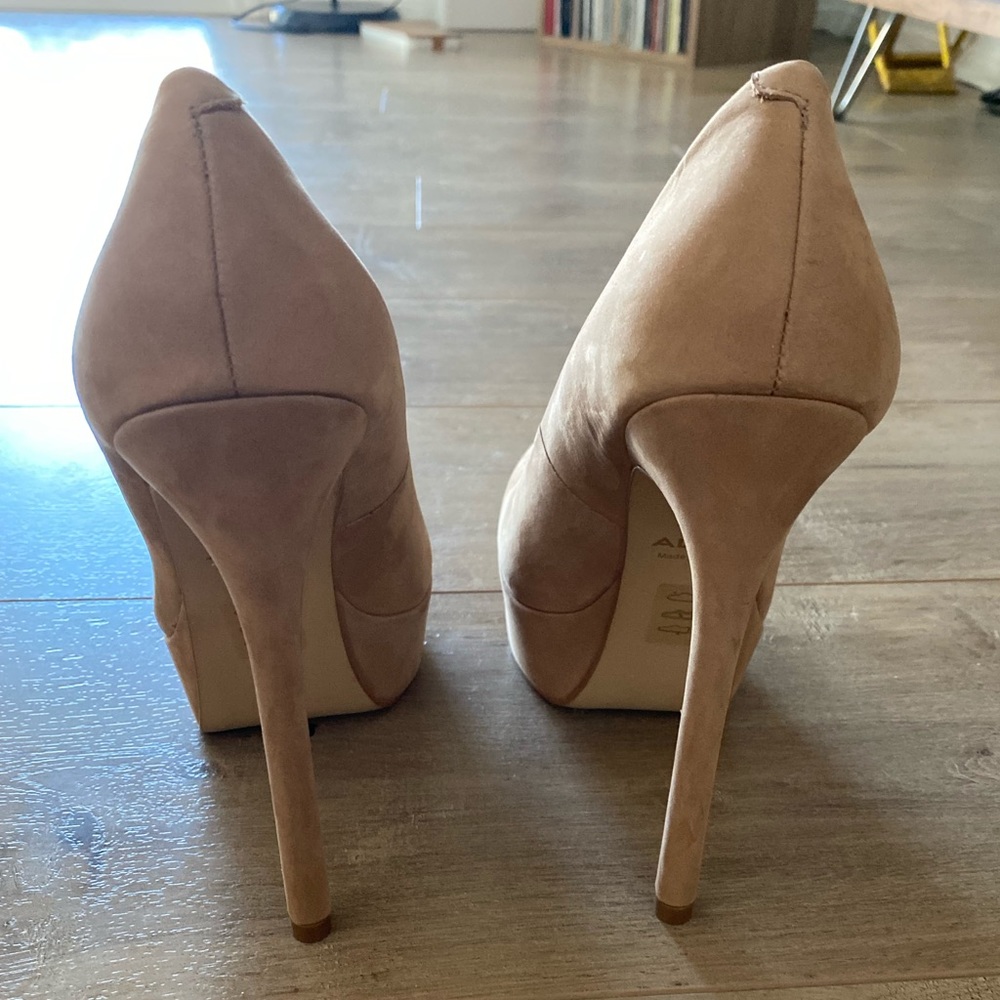 Nude Pumps